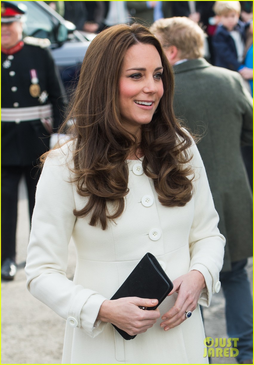 Kate Middleton Meets Cast & Crew at 'Downton Abbey' Set Visit! Photo(02)