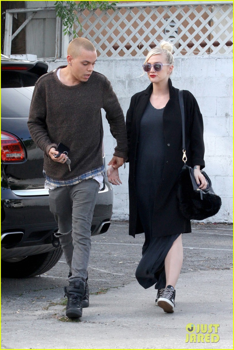 Ashlee Simpson & Evan Ross Grab Food For Their Baby! Photo 3329090