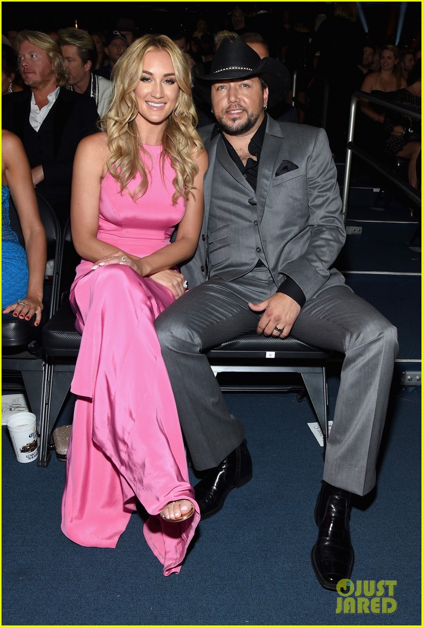 Jason Aldean Kisses Wife Brittany Kerr on the ACM Awards 2015 Red