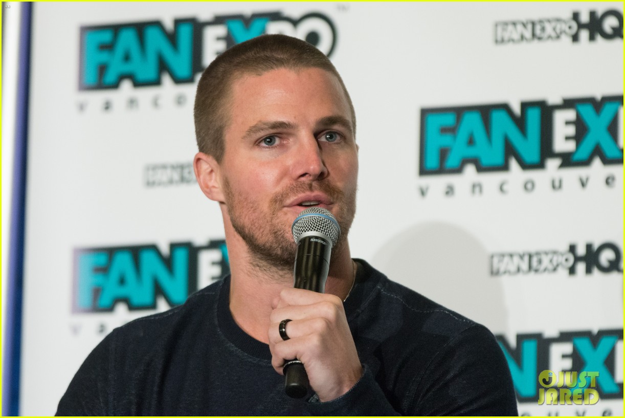 stephen amell olicity arrow affection 043340595