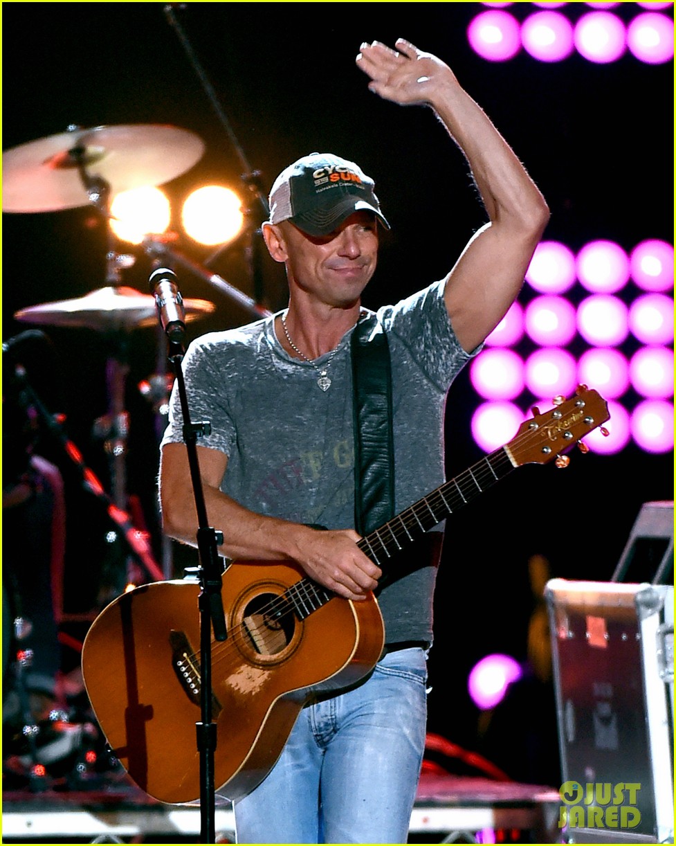 Kenny Chesney Hangs with Steven Tyler at ACM Awards 2015 Photo 3351110(02)