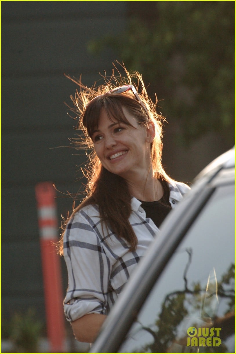 Jennifer Garner Spends Sunday Night at Sushi with Friends: Photo