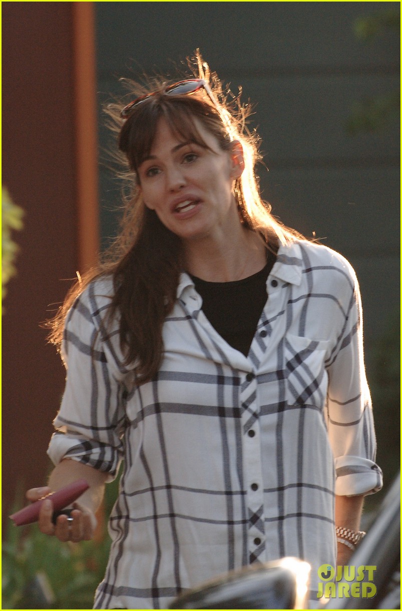 Jennifer Garner Spends Sunday Night at Sushi with Friends: Photo
