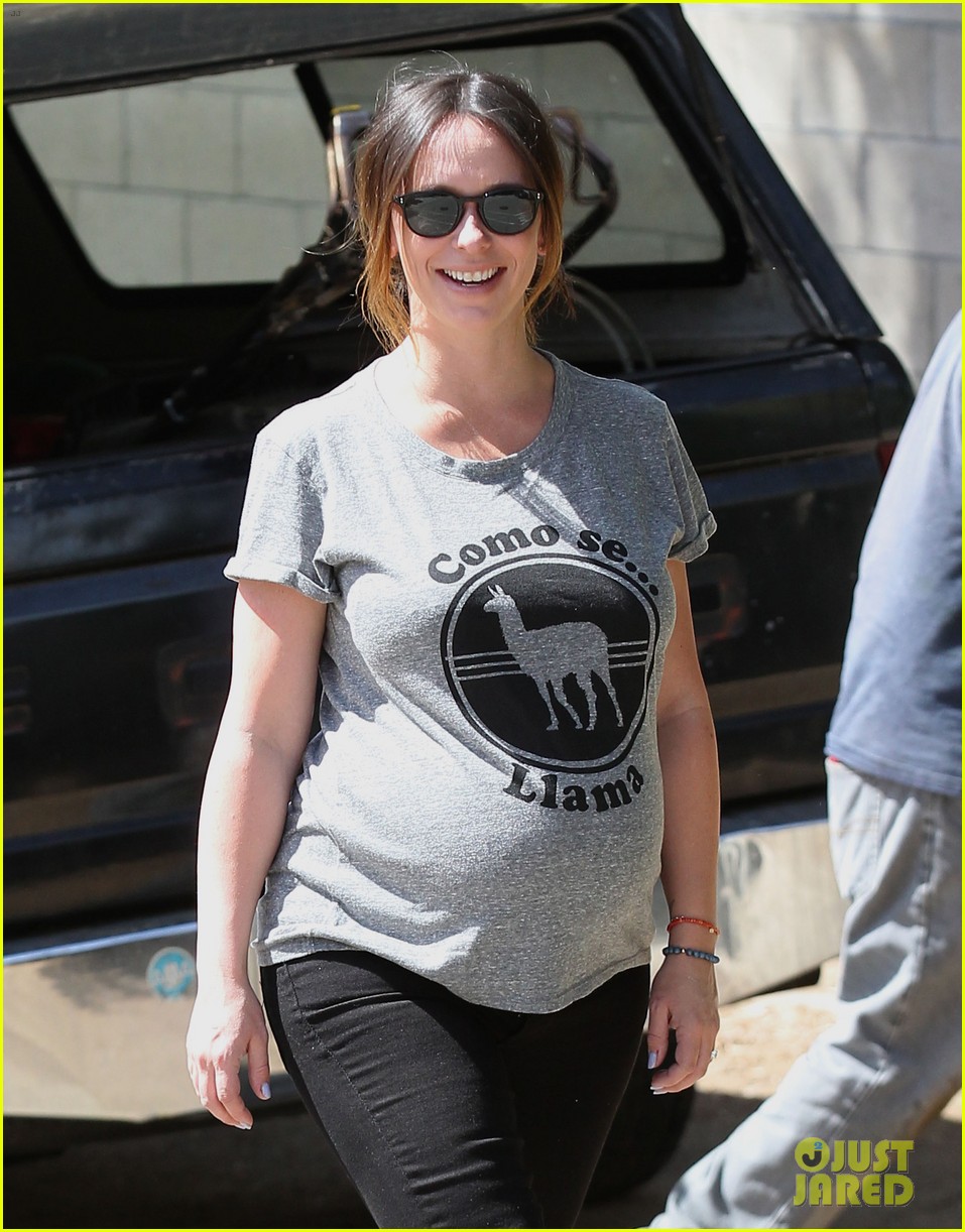 Jennifer Love Hewitt Shows Off Growing Baby Bump in Cute Tee Photo