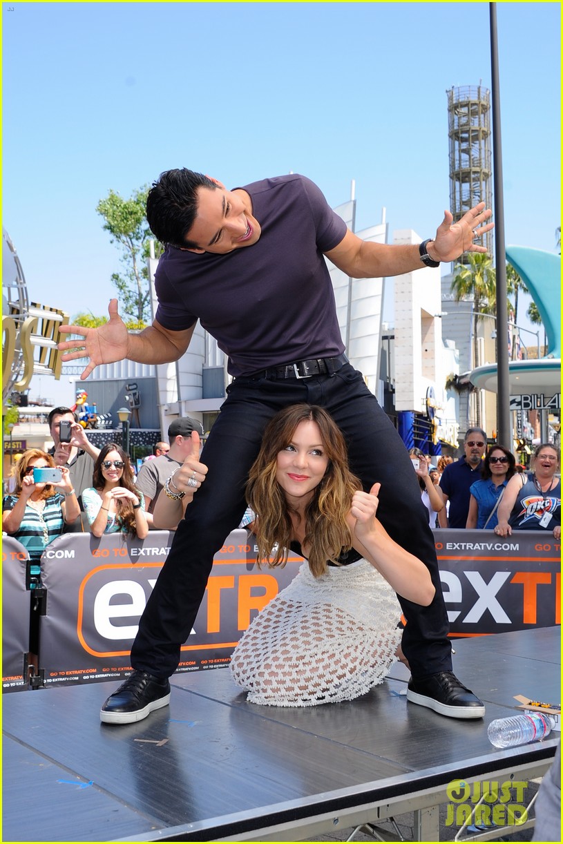 Katharine McPhee Sings Tax Day Carols with James Corden on 'The Late(01)