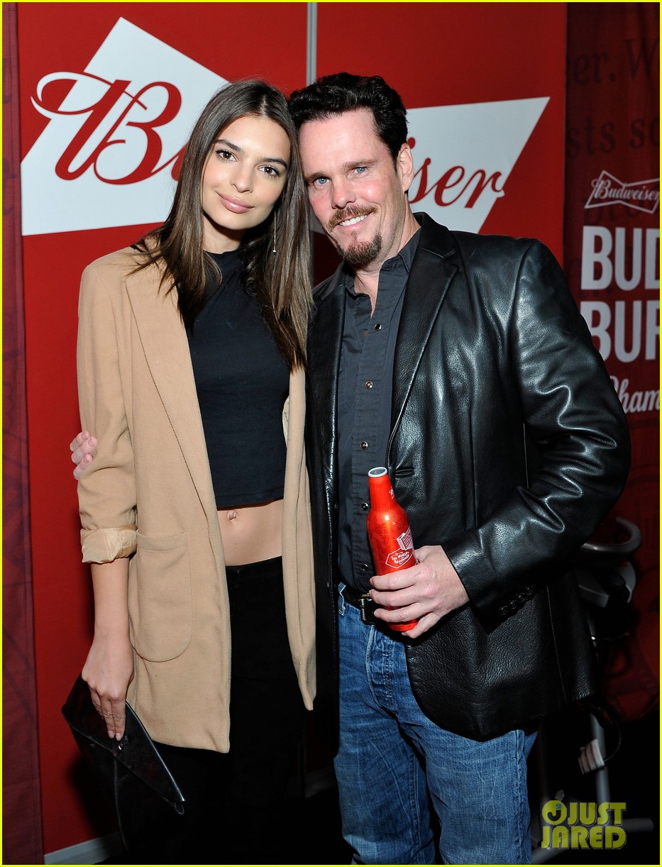 Photo emily ratajkowski entourage co star kevin dillon buddy up at bud burgers 06 Photo