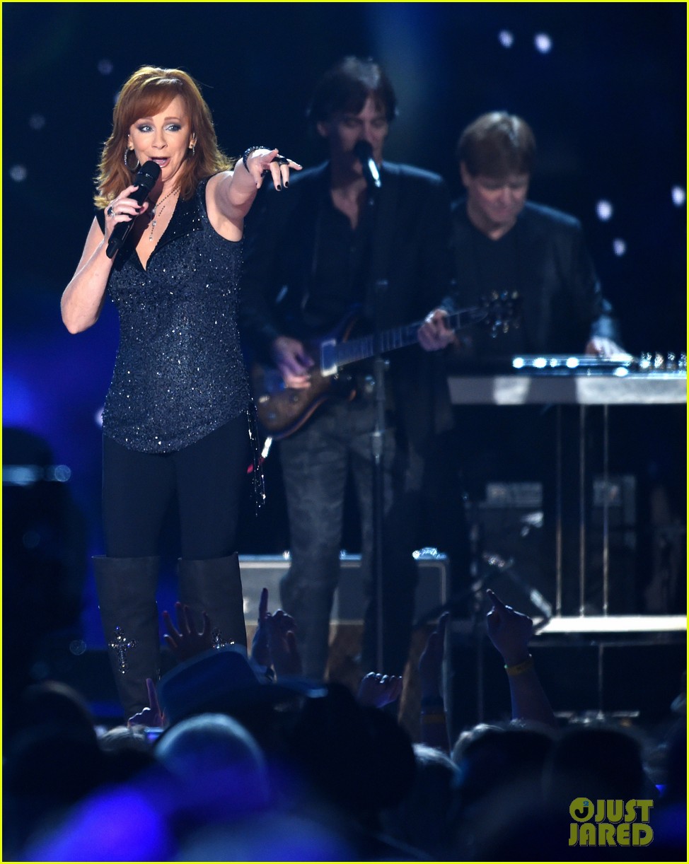 Kelly Clarkson Presents Reba McEntire Milestone Award at ACM Awards