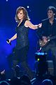 kelly clarkson presents reba mcentire award 2015 acm awards 03