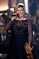 kelly clarkson presents reba mcentire award 2015 acm awards 04