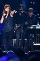 kelly clarkson presents reba mcentire award 2015 acm awards 08
