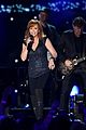 kelly clarkson presents reba mcentire award 2015 acm awards 09
