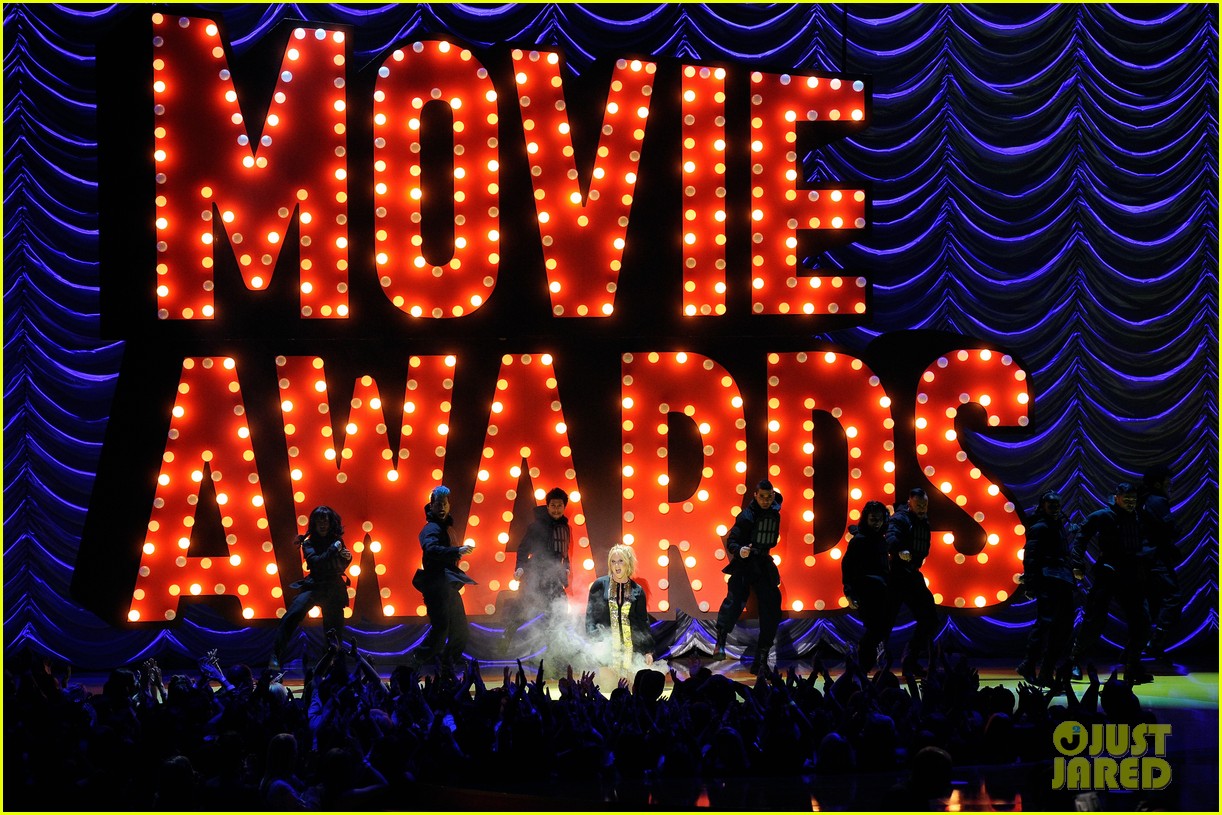 Amy Schumer Opens MTV Movie Awards 2015 with Hilarious Monologue