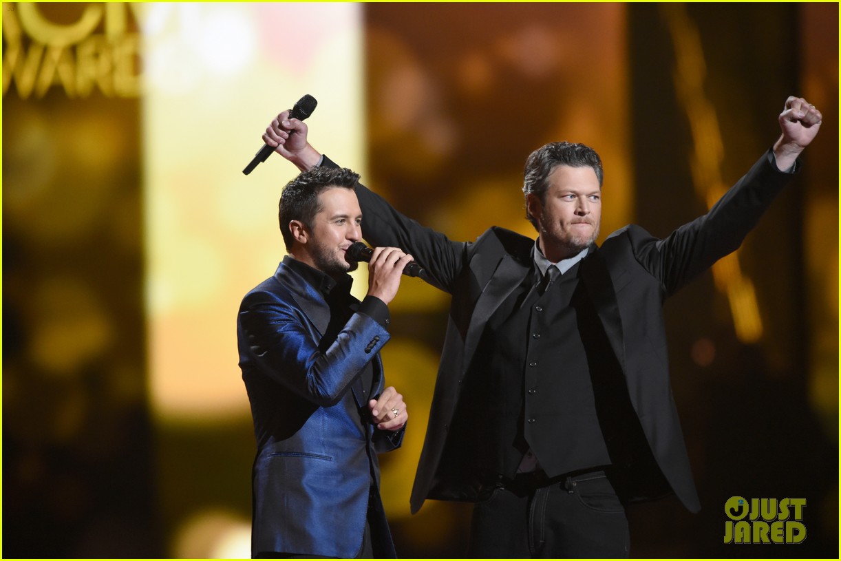 Blake Shelton & Luke Bryan Perform at ACM Awards 2015! Photo 3351224(02)