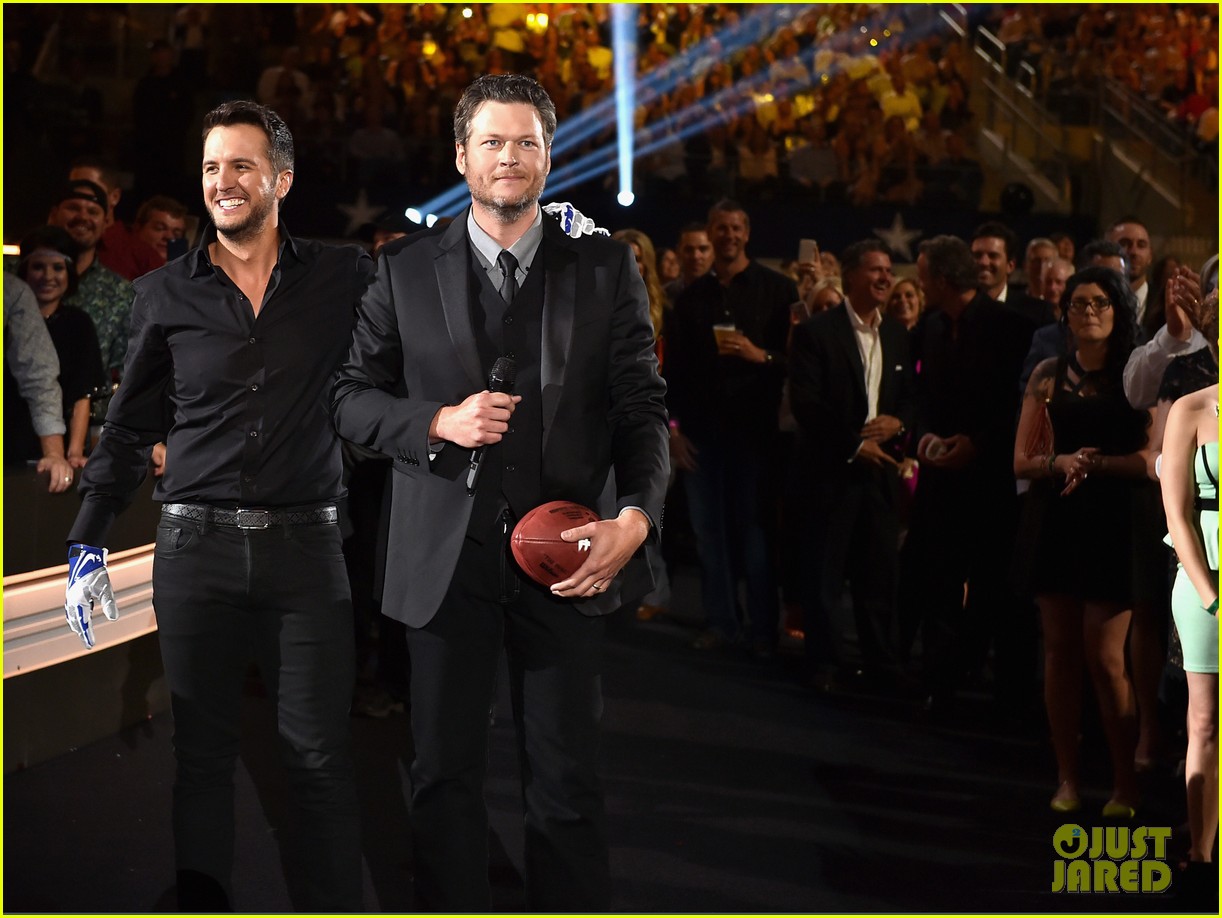 Blake Shelton & Luke Bryan Perform at ACM Awards 2015! Photo 3351227