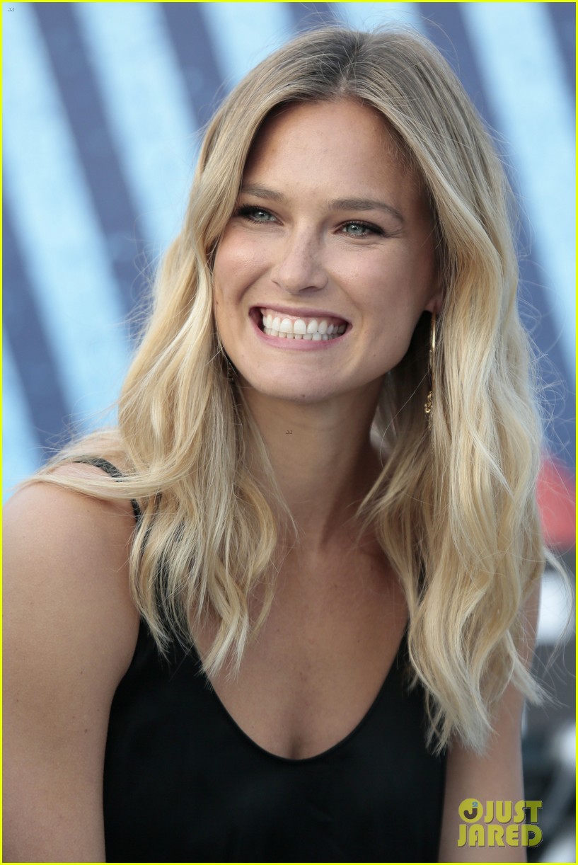 Bar Refaeli Gets Leggy in Barcelona Ahead of 30th Birthday: Photo ...