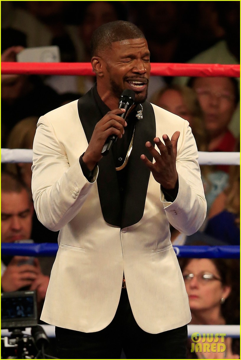 Jamie Foxx Sings the National Anthem For Mayweather Vs. Pacquiao Fight