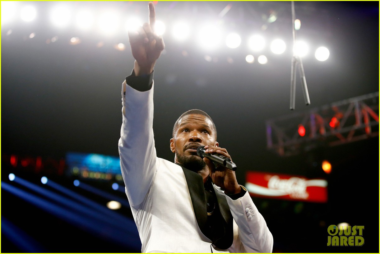 Jamie Foxx Sings the National Anthem For Mayweather Vs. Pacquiao Fight