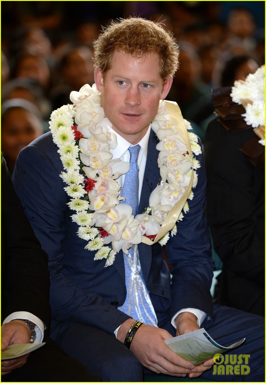 Prince Harry Plays Pool & Ping Pong in New Zealand Photo 3370792