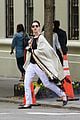 anne hathaway adam shulman go to bday party 13