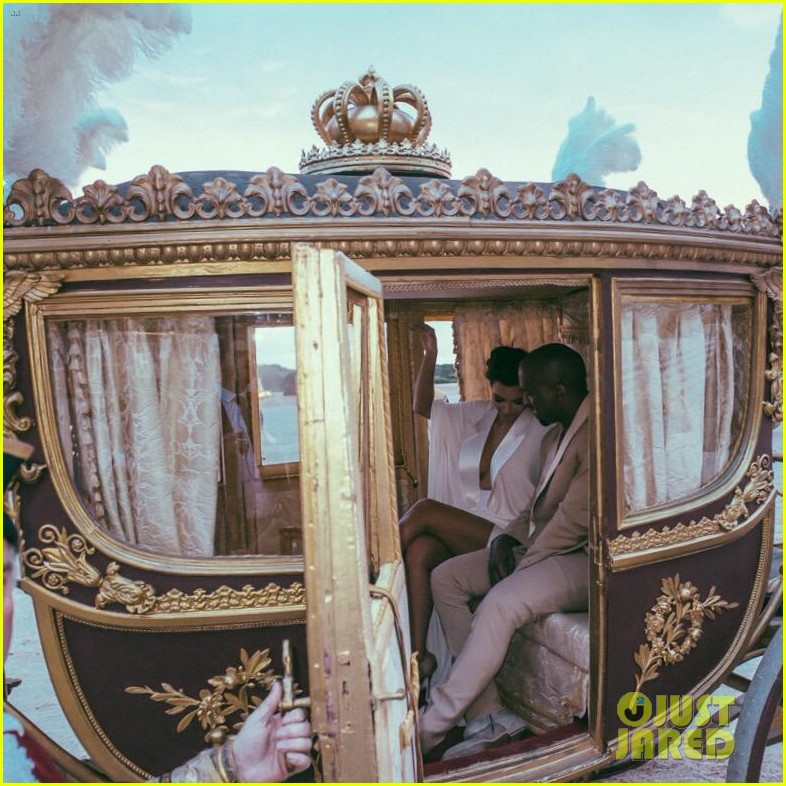 Kim Kardashian Celebrates Anniversary with Throwback Wedding Week(00)