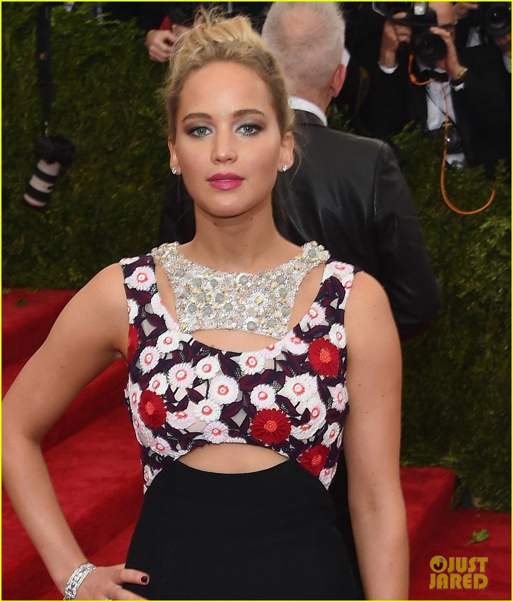Jennifer Lawrence Stuns at Met Gala 2015 in Floral Dress Photo 3362506