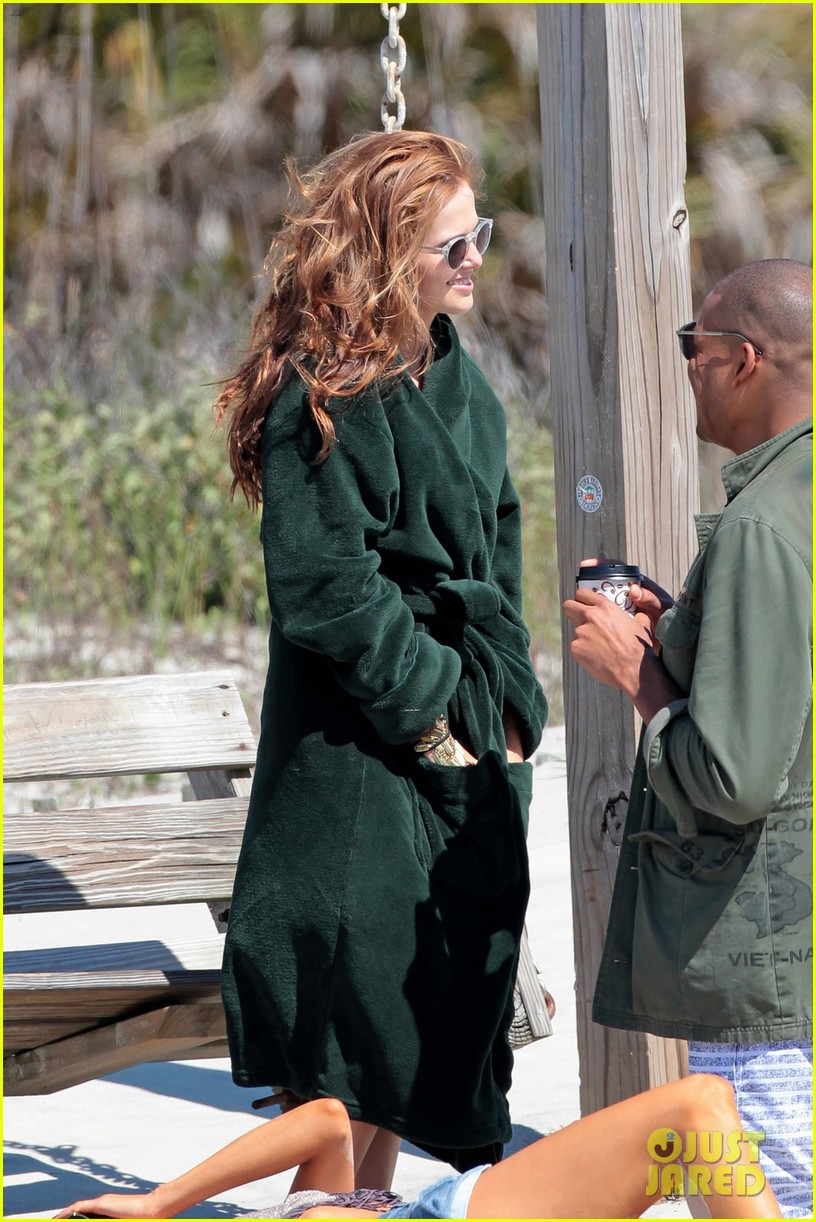 Aubrey Plaza & Zoey Deutch Soak Up The Sun on 'Dirty Grandpa' Set