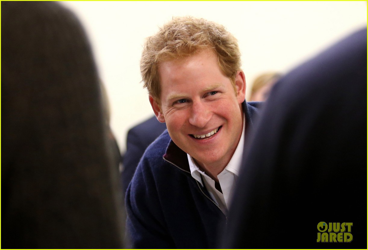 Prince Harry Meets 100Yearold Lizard in New Zealand Photo 3366636