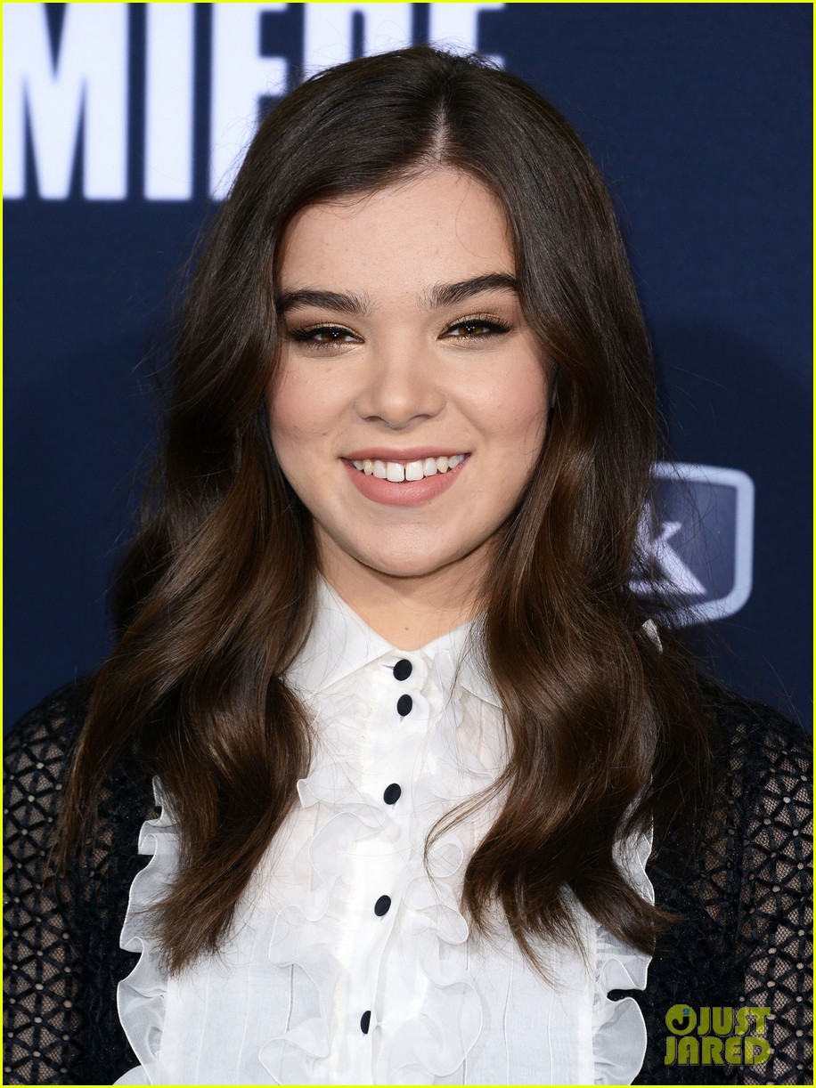 Anna Kendrick & Hailee Steinfeld Look Aca-Perfect At 'Pitch Perfect 2