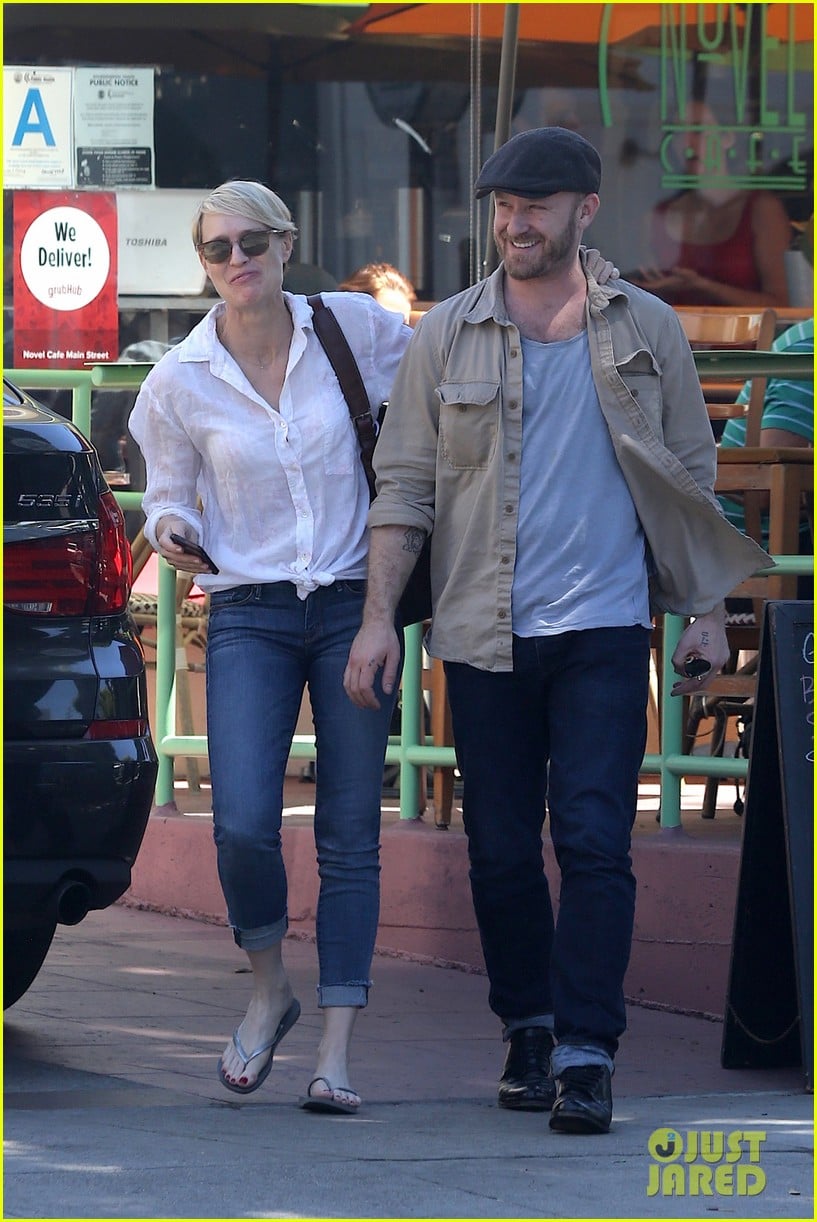 Photo: robin wright ben foster pda in santa monica 07 | Photo 3359966