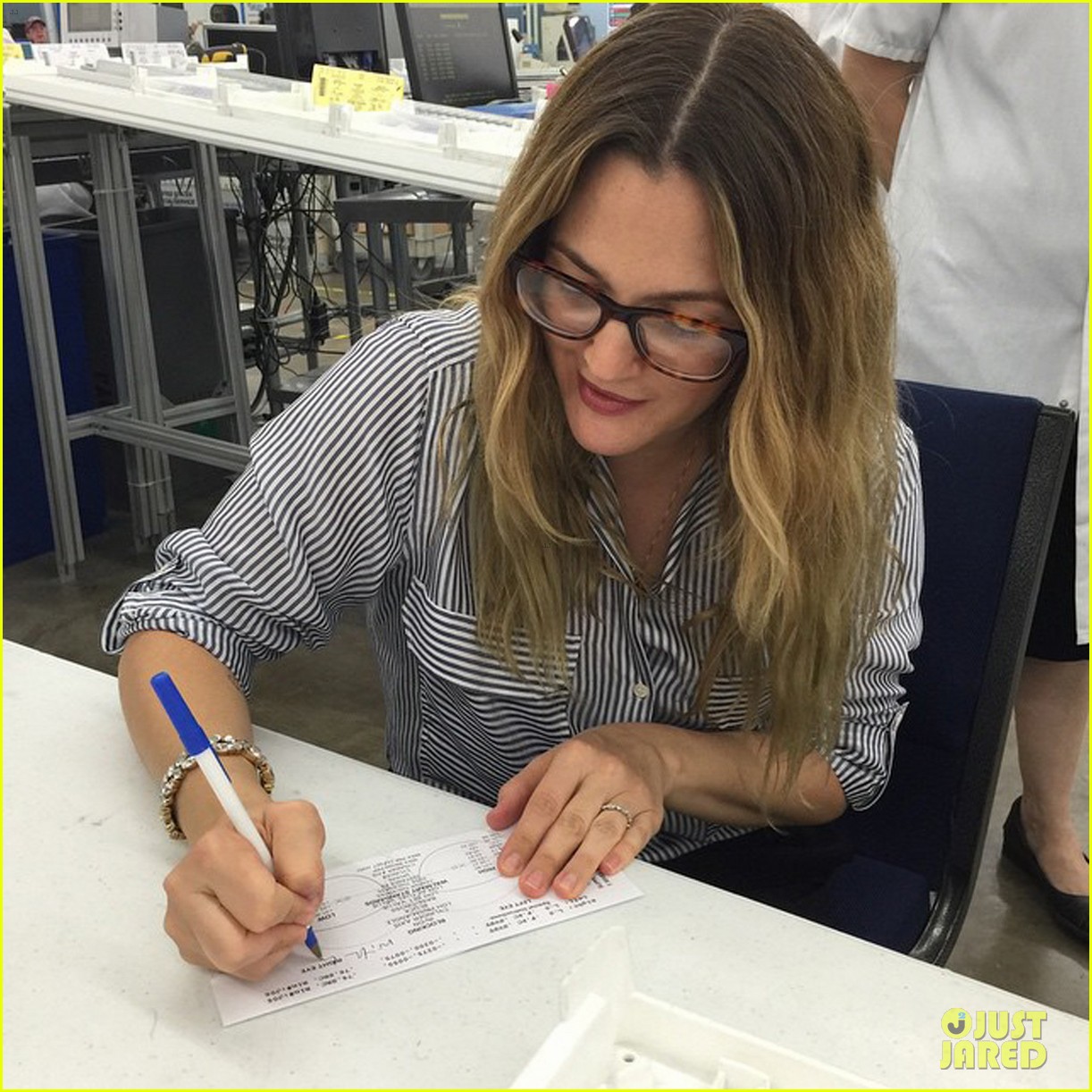 Photo drew barrymore handmade glasses for flower eyewear customers 04