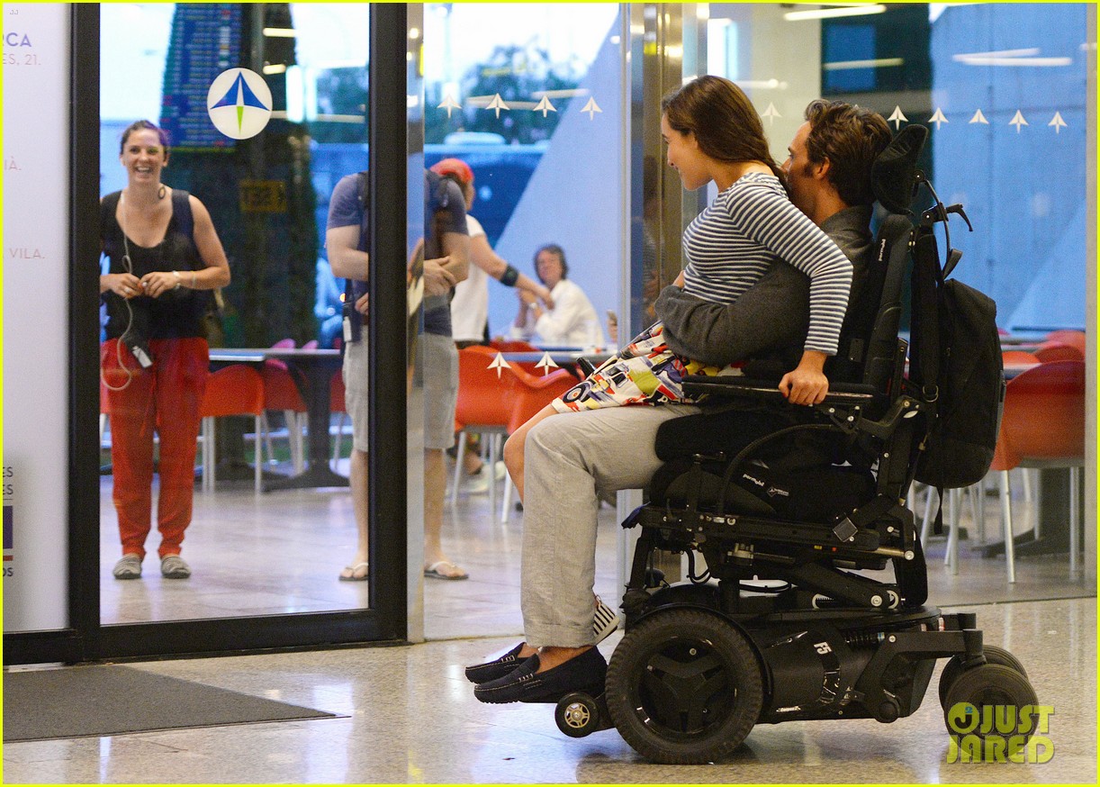 Photo: emilia clarke sam claflin show off hot summer bodies 28 | Photo