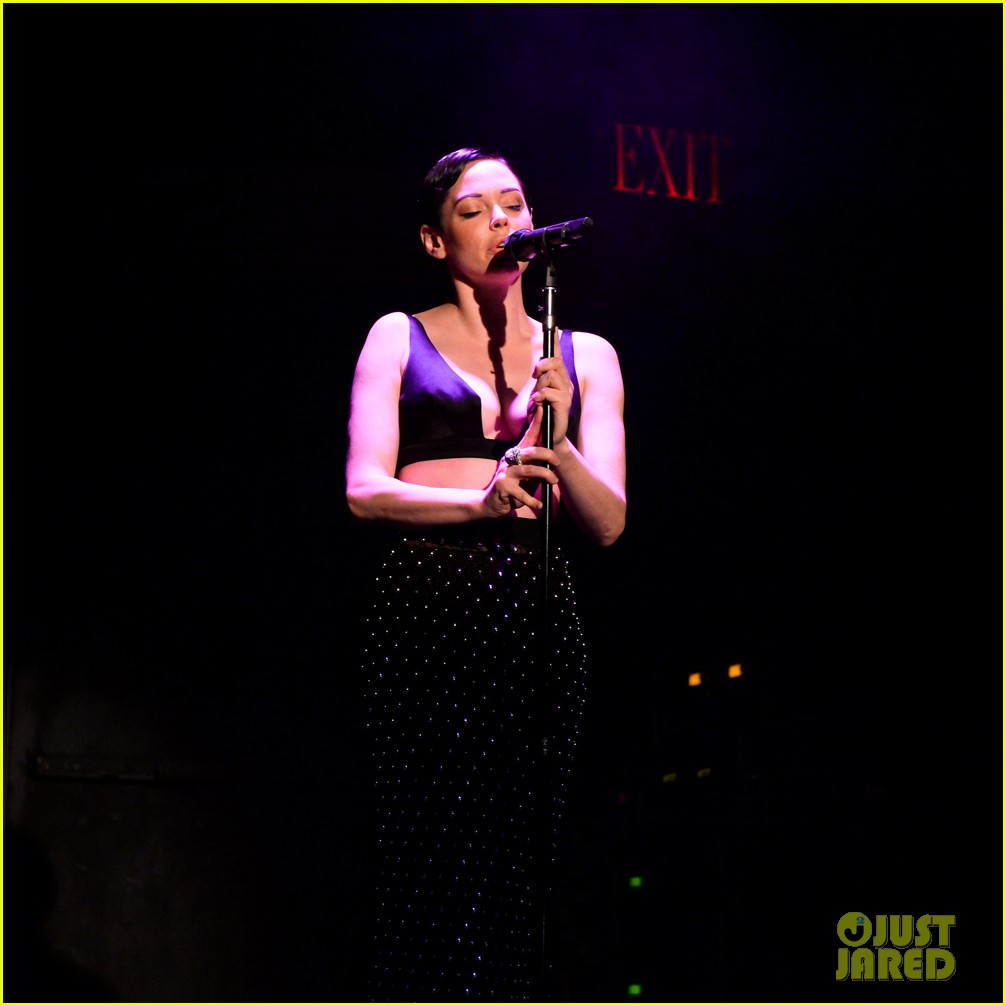 Photo taylor schilling attempts to sing orange is the new black theme