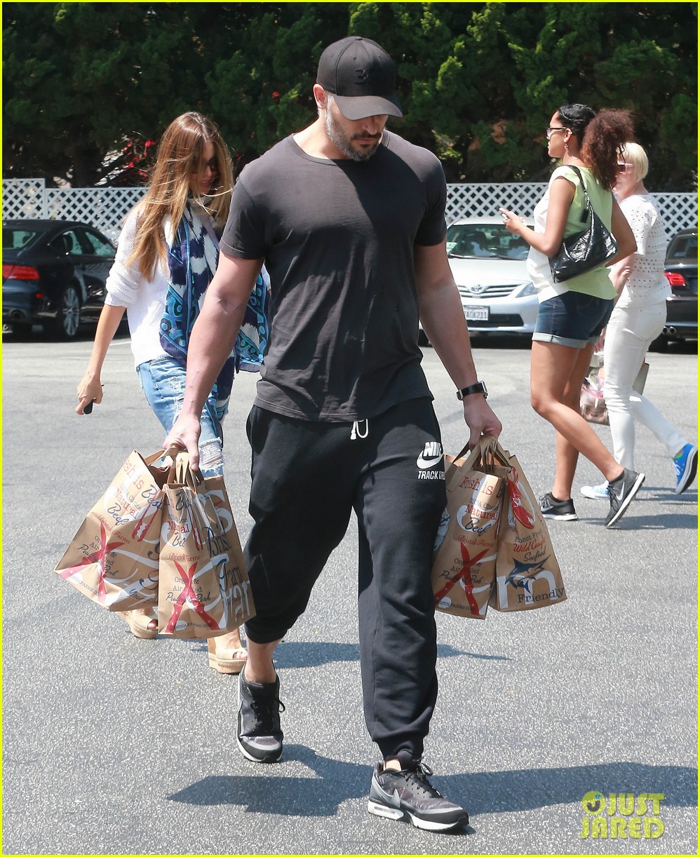 Photo: joe manganiello sofia vergara grocery shopping 03 | Photo