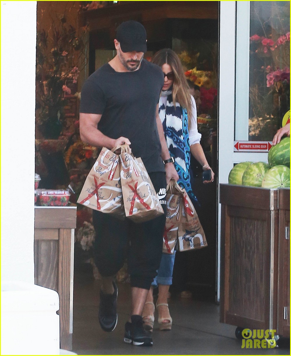 Photo: joe manganiello sofia vergara grocery shopping 06 | Photo