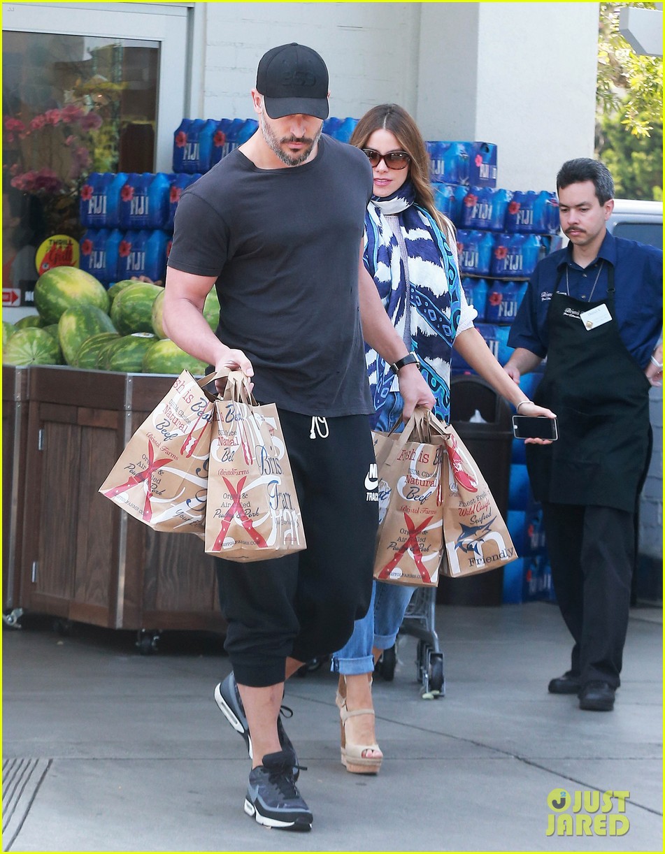 Photo: joe manganiello sofia vergara grocery shopping 09 | Photo