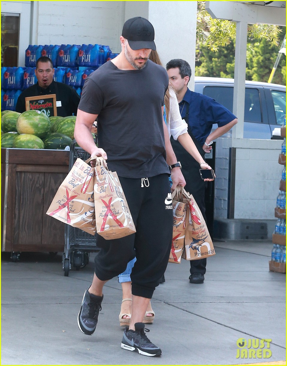Photo: joe manganiello sofia vergara grocery shopping 10 | Photo
