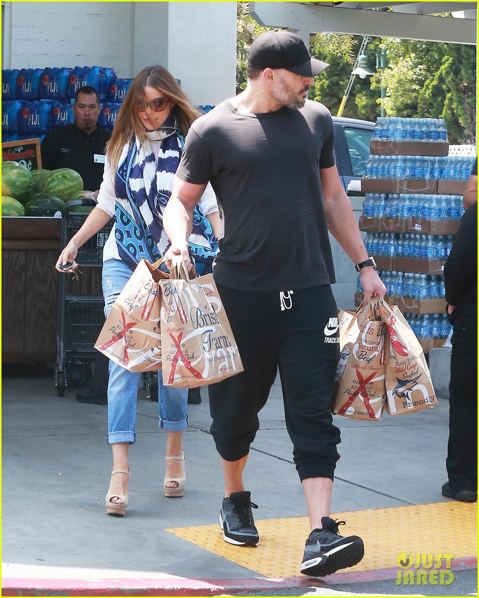 Photo: joe manganiello sofia vergara grocery shopping 11 | Photo