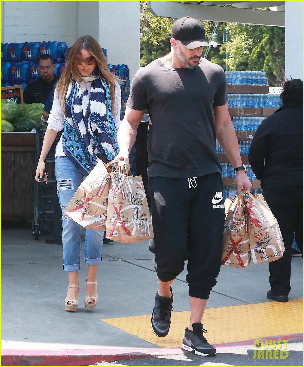 Photo: joe manganiello sofia vergara grocery shopping 12 | Photo