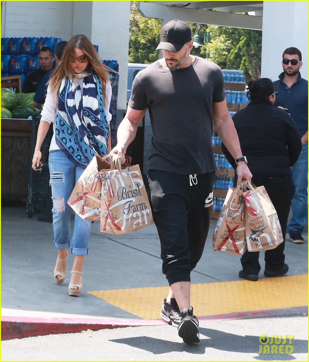Photo: joe manganiello sofia vergara grocery shopping 13 | Photo