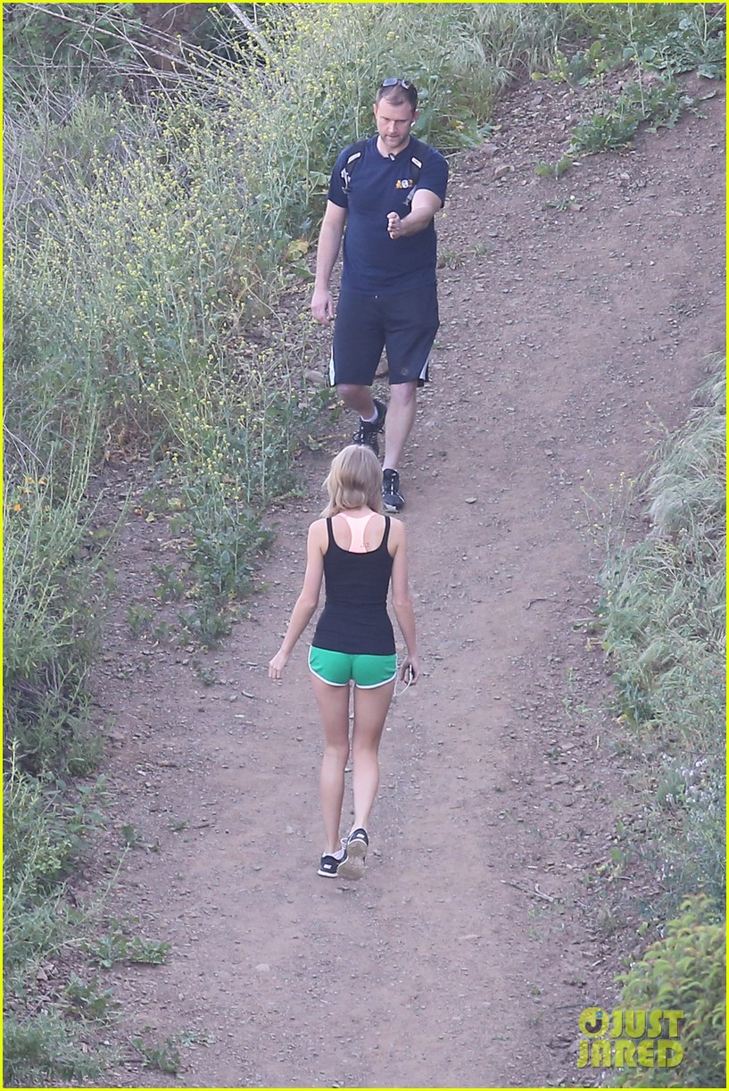 taylor-swift-was-photographed-hiking-backwards-her-explanation-is