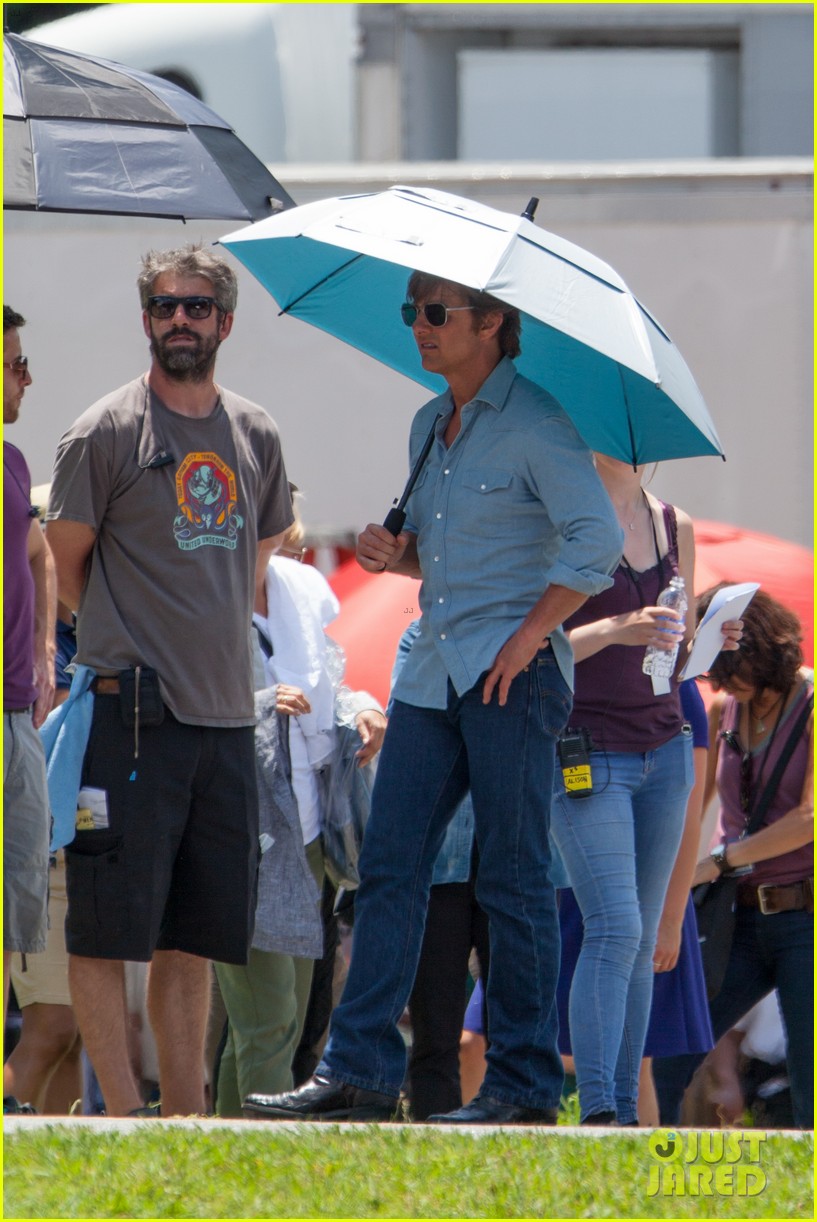 Tom Cruise Teams Up With Jayma Mays for 'Mena' Filming Photo 3388115