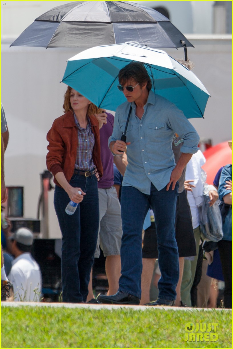 Tom Cruise Teams Up With Jayma Mays for 'Mena' Filming Photo 3388120