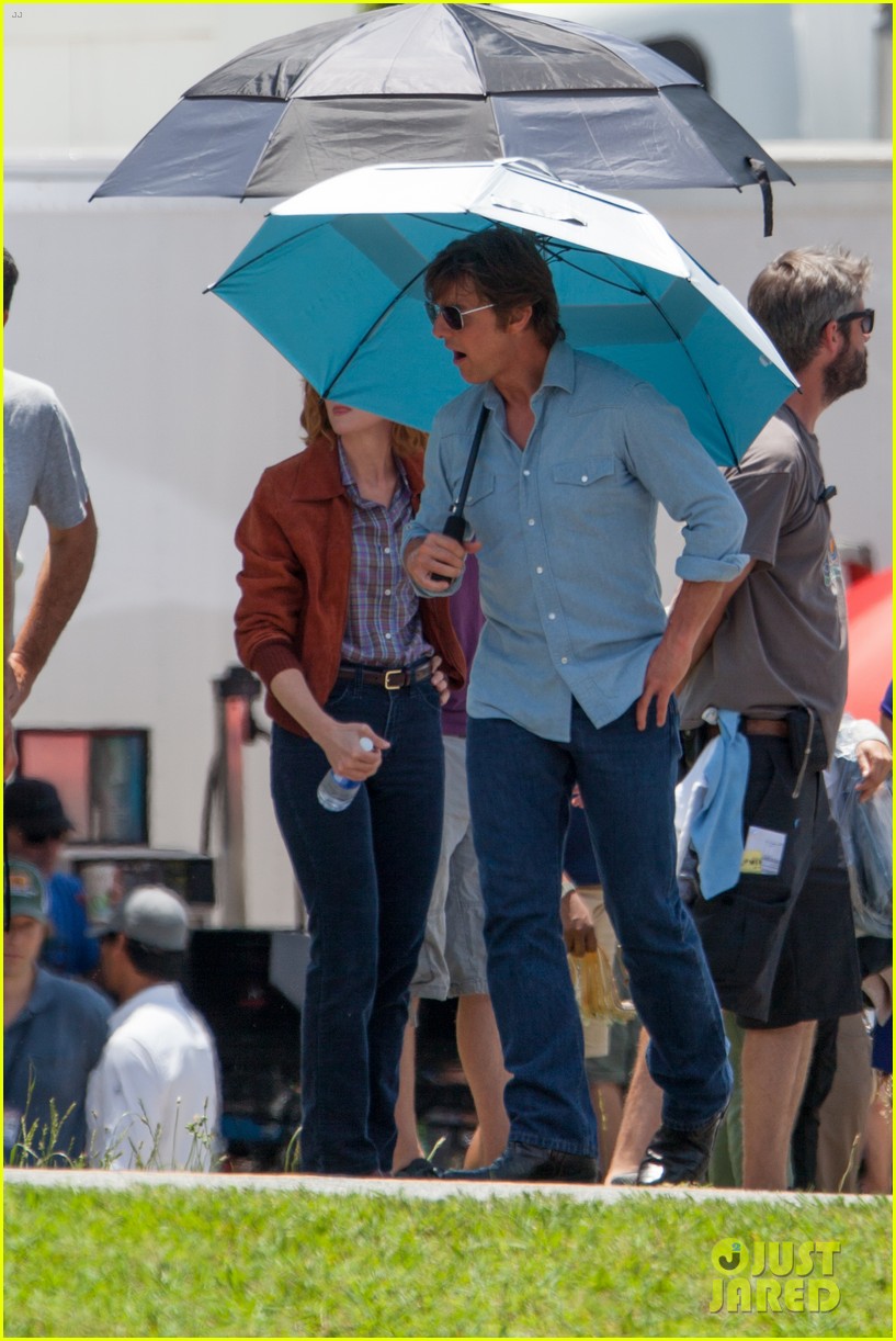 Tom Cruise Teams Up With Jayma Mays for 'Mena' Filming Photo 3388121