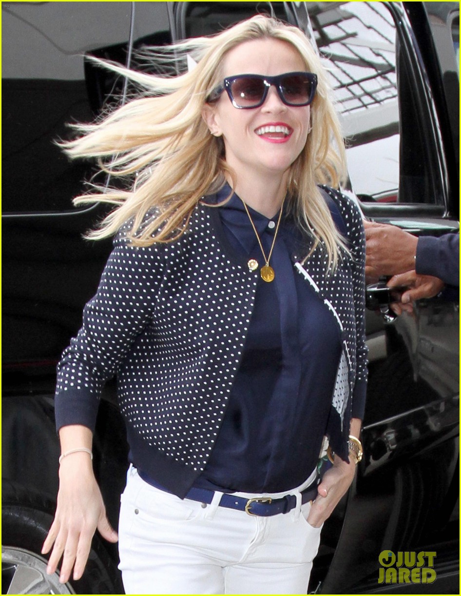 Reese Witherspoon Brings Back the 'Bend & Snap' (Video) Photo 3386908