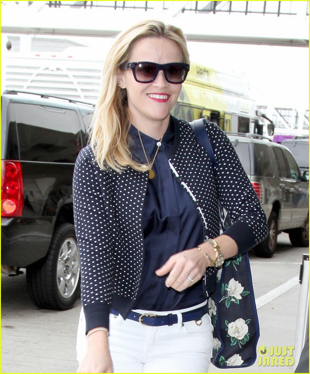 Reese Witherspoon Brings Back the 'Bend & Snap' (Video) Photo 3386910(02)