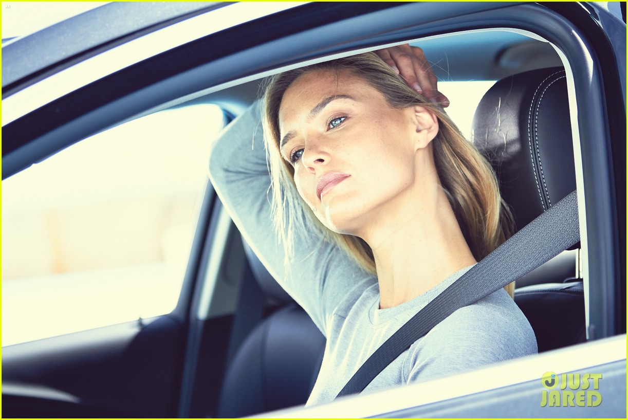 Bar Refaeli Teaches Us How to Do Yoga in the Car (Video) Photo 3426011