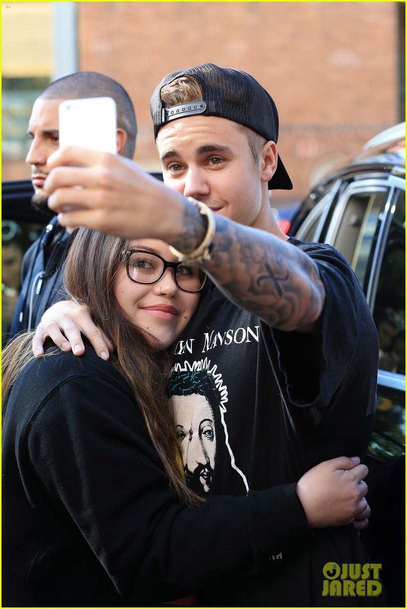 Justin Bieber Greets Fans Ahead of Hillsong Church Conference! Photo