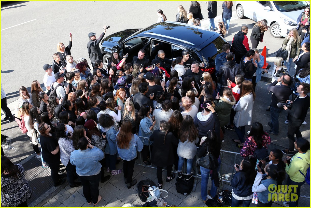 Justin Bieber Greets Fans Ahead of Hillsong Church Conference! Photo