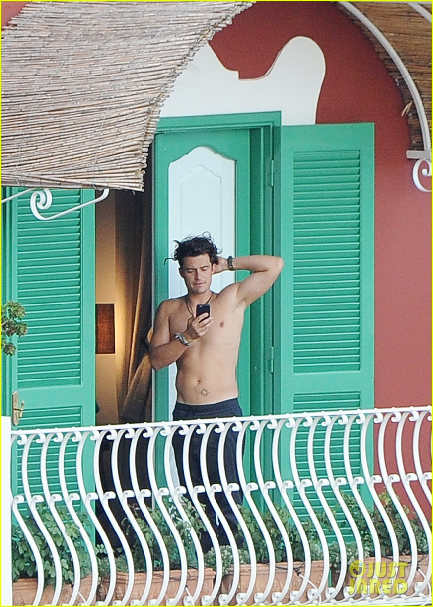 Orlando Bloom Goes Shirtless & Puts His Muscles on Display! Photo(01)