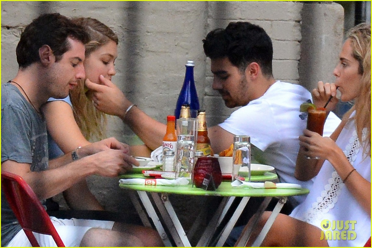 Gigi Hadid & Joe Jonas Share a Kiss After Their Sweet Dinner Date! Photo 3415305 Joe Jonas